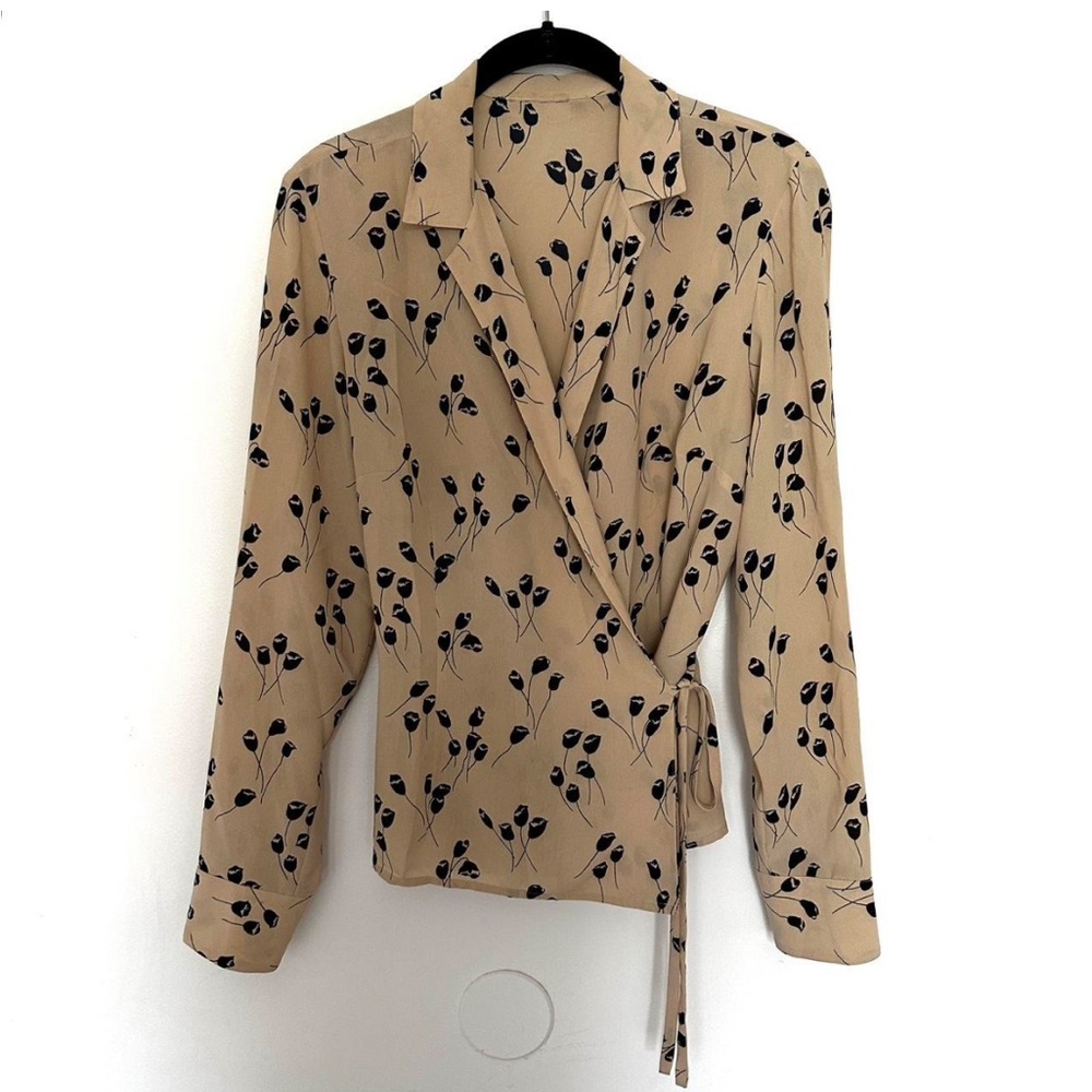 LOFT size 4 Beige Floral Tie wrap top